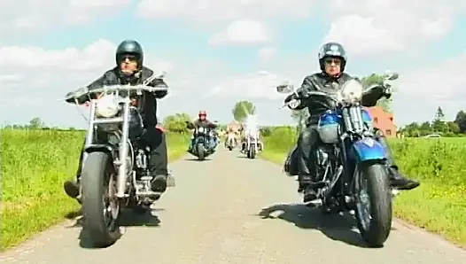 Bisikletçiler çetesinin patronu eğimli gözlü ve büyük kavunlu egzotik dansçıyı onlara yol gösteriyor