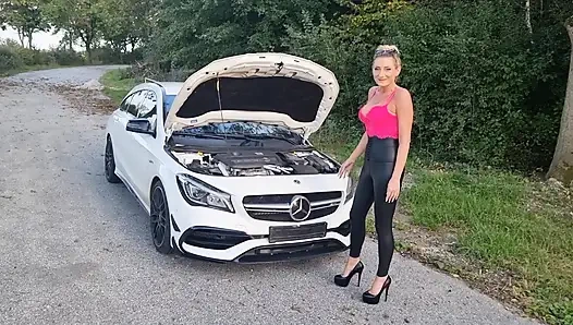 Seksi yarak azgın sürtükler orta yaşlı seksi kadın kocasını otoparkta yabancılarla aldatıyor