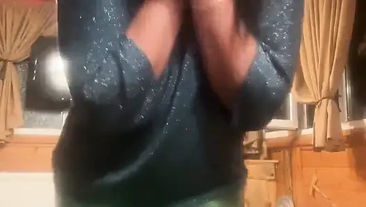 Parlak tayt deve toynağı dansı azdırıyor