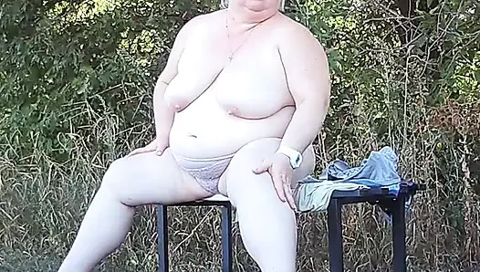 Parkta bir arkadaş soyunuyor ve bankta mastürbasyon yapıyor