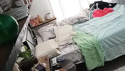 Olgun orta yaşlı seksi kadın odasını temizliyor 1