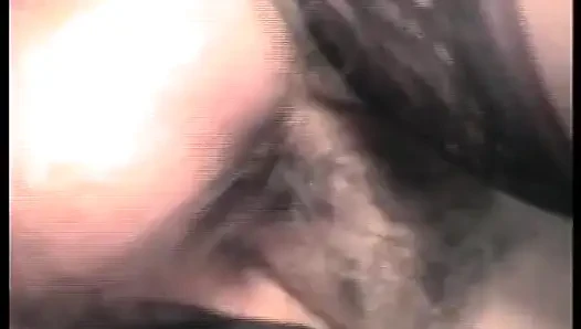 Esmer orta yaşlı seksi kadının maskeli ve siyah çoraplı İtalyan amatör üçlü sikişi