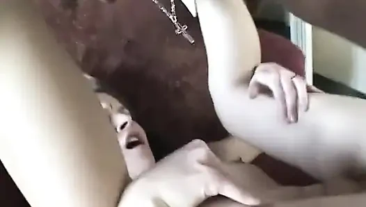 Azgın seksi beyaz bebek sıkı götünü büyük siyah yarakla sert siktiriyor