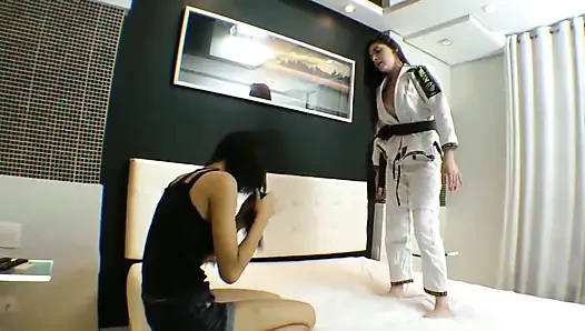 Pandora Cruel ve Köle Pat'in karateka ayakları