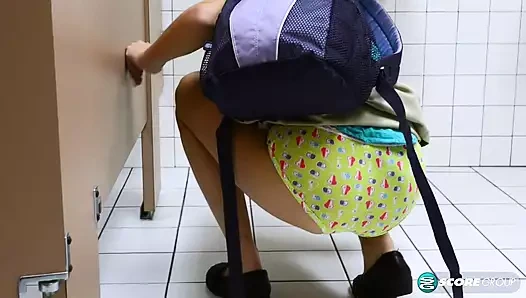 Kharlie Stone okulun banyosunda işiyor ve mastürbasyon yapıyor