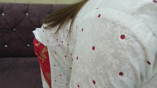 Üvey erkek kardeşim beni yakaladı ve sürpriz bir şekilde sikti