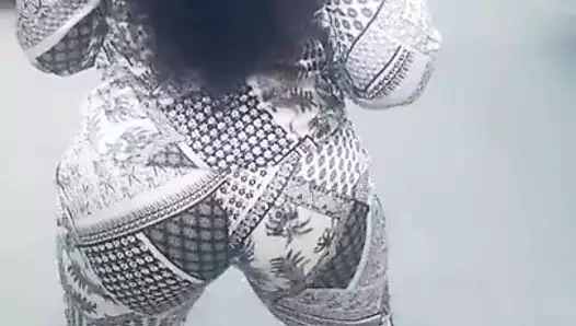 Une bonne salope milf en pantalon moulante