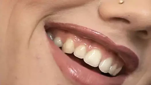 Kristal berraklığında her zaman götüne sıkışmış bir yarağa sahip olmayı seviyor