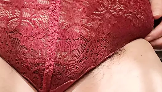 Evli kadın rutinini külotla gösteriyor