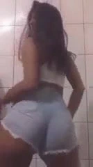 Une brune bandante en short jeans