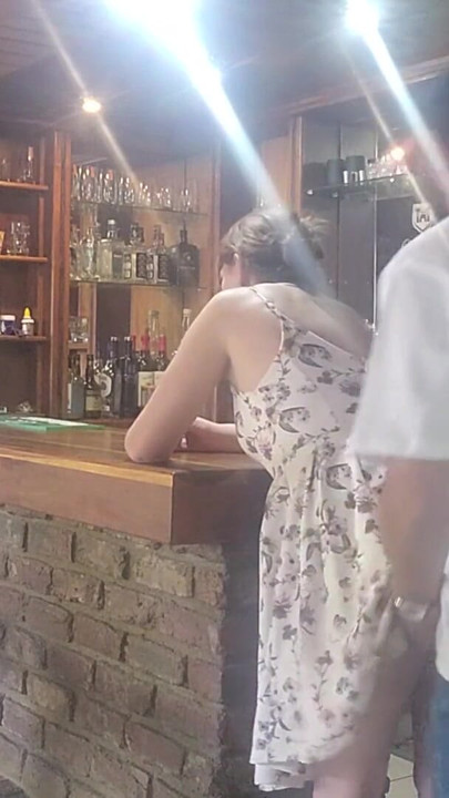 Her biri sikiştikten sonra barmenle sikişmek eğlenceli | Klip 1