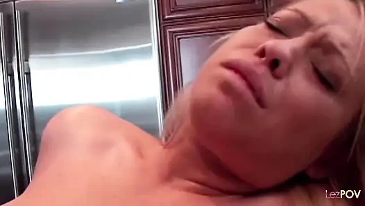 Sarışın lezbiyen öpücüklerinin gücü büyülü parmaklama ve oral sekse yol açıyor