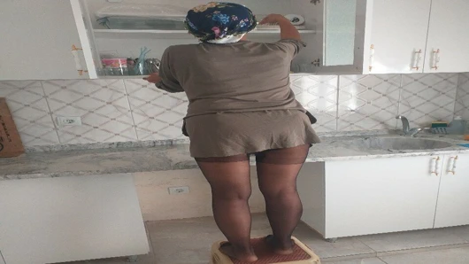 tesettür türk kadını mutfak dolaplarını siliyor