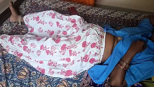 Hintli evli evli kadın ev sahibiyle anlaşma yapmak için göbeğini gösteriyor