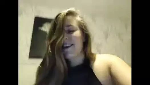 Vibe ve yapay penis üzerinde kedi