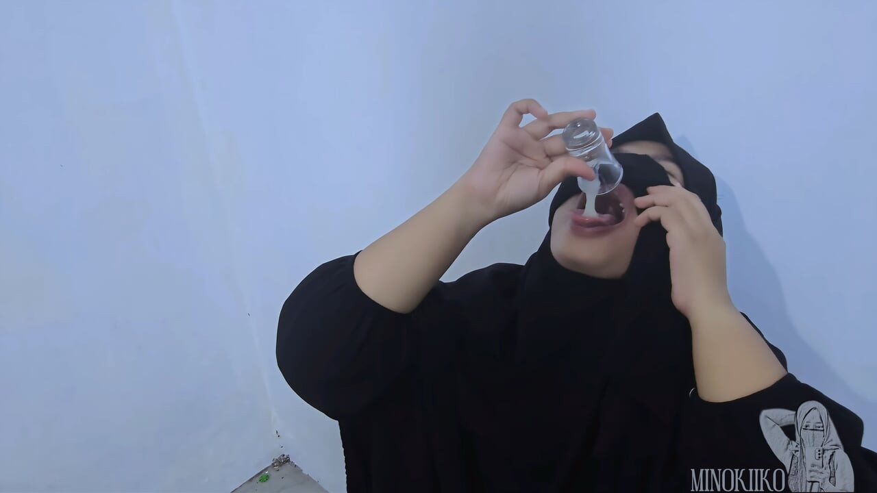 Peçeli tesettürlü kız bekleme odasında bir yabancıdan taze bir döl içiyor - minokiiko