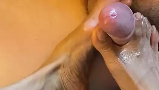 Melove seksi ayaklarıyla Naelor'a ayakla muamele çekiyor