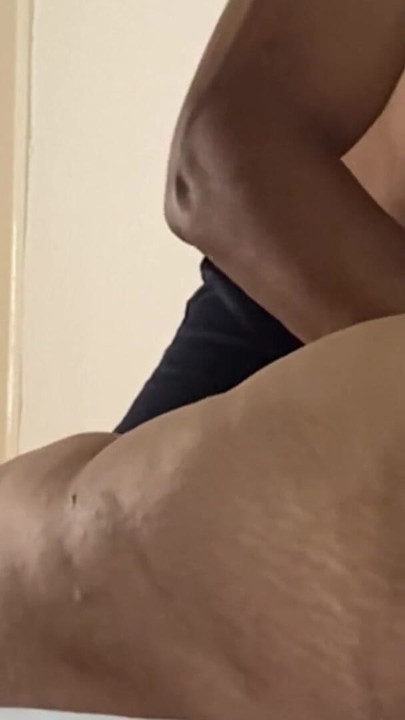 Evli evli kadın Afrikalı adamı evinde masaja davet ediyor. Büyük zenci yarağı orta yaşlı seksi kadın | Klip 1