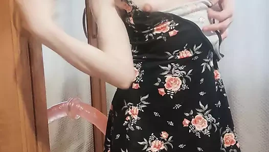 Genç orta yaşlı seksi kadın aynada kendini sikiyor