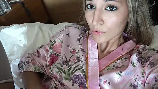 Moka Mora захватывает ваш член между ее мягкими пальцами ног для чувственной дрочки ногами, затем наклоняется для глубокого кримпая раком отделки.