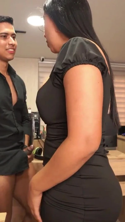 Пленительный момент от "Секретарша с большими сиськами делает ошибку в офисе и платит дополнительной работой ее мускулистого босса".