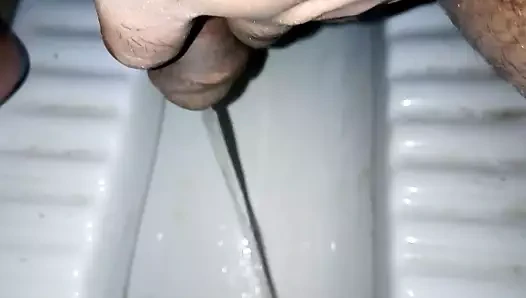 Adam işiyor, banyoya işiyor adam, erkekler nasıl işiyor, sidik sex