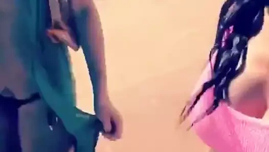 Nikki bella ve brie bella maui'de sahilde yürüyorlar.