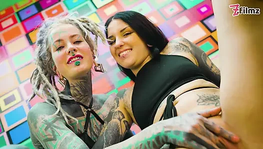 Gotik ve hippi piliç anal sikilmeyi ve yüzüne boşalmayı seviyor