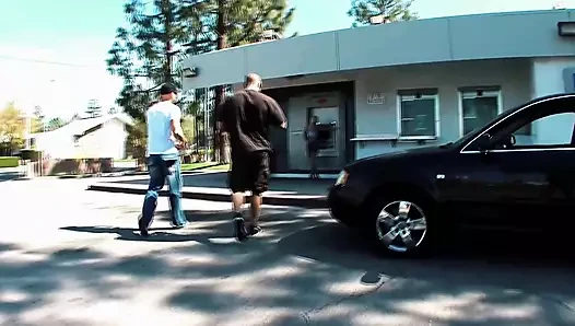 Cali Cassidey büyük yarakla memelerini siktiriyor