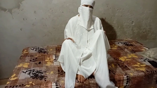 Beyaz tesettürlü ateşli Müslüman bebek sünnetsiz yarakla sikiliyor