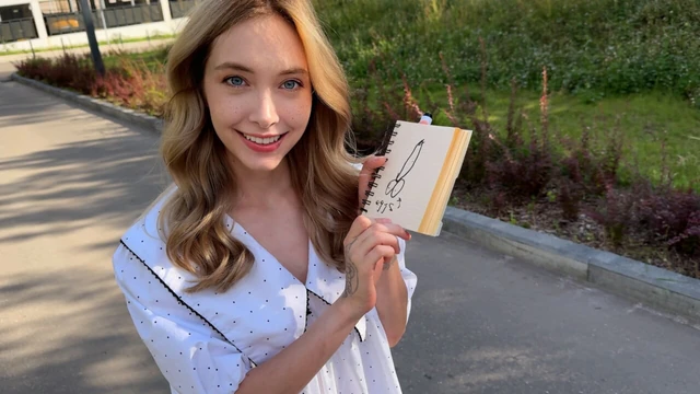 Туристка была очень голодна и я накормил ее кремпаем