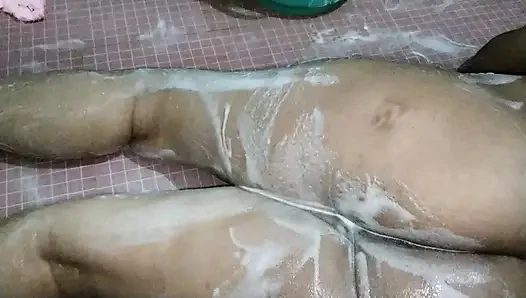 Vibartor ile banyoda sert sikişen kız