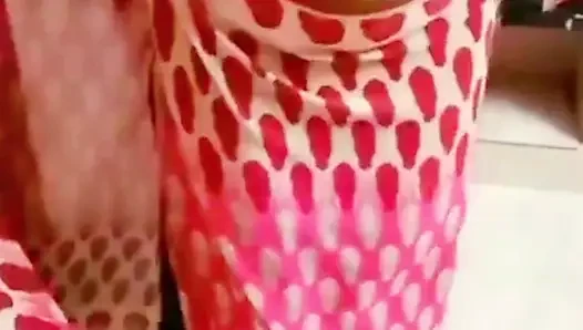 Aldatılan bir koca, seksi Desi karısının sari giymesini istedikten sonra güzelliğine hayran kalıyor.