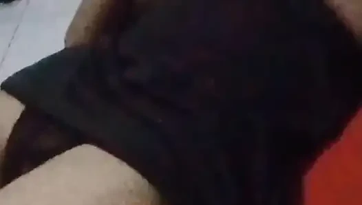 Güzel kız telefonuyla rahatlıyor