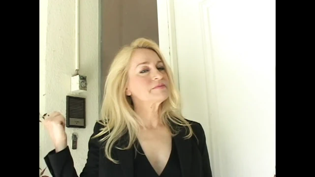 Sarışın bir MILF ve penis isteyen