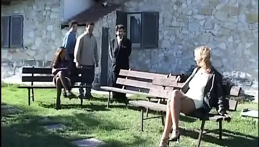 Amatör eş değiştirenler açık havada sikişiyor