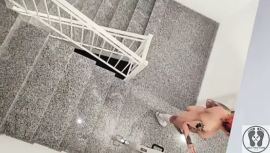 Riskli halka açık çıplak tombul binada açık havada işiyor