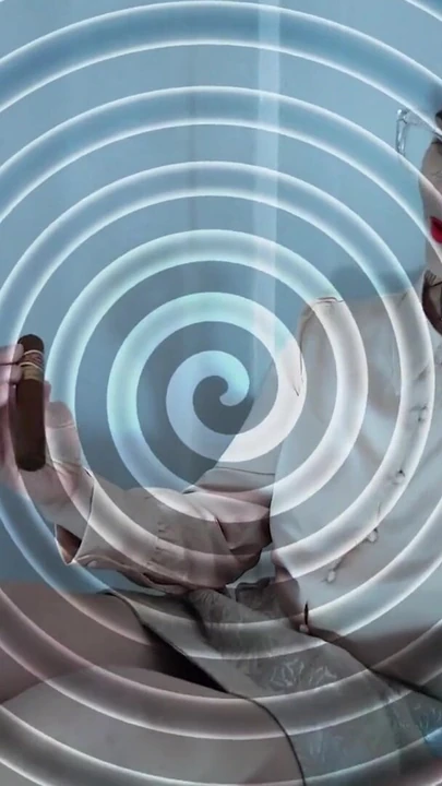 Потрясающий момент из "Tycoonstress: SXIVM - лучшее женское доминирование секс-культ пирамида схема"