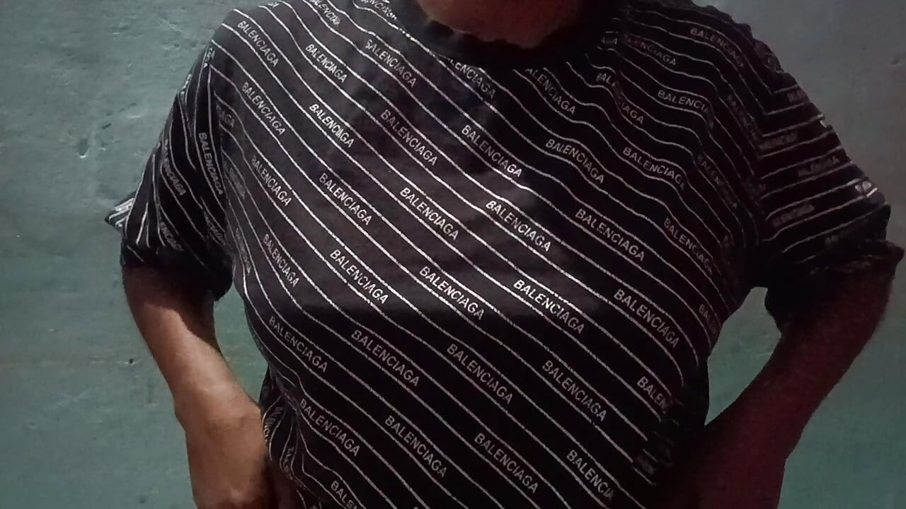 Hintli kadın güzel göğüslere basın