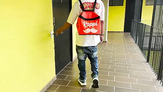 Şanslı kurye iki sürtük latinle sikişiyor