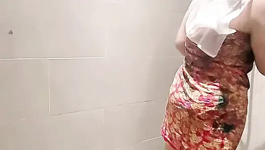 Kavisli vücutlu banyo yapan kızı izleyin