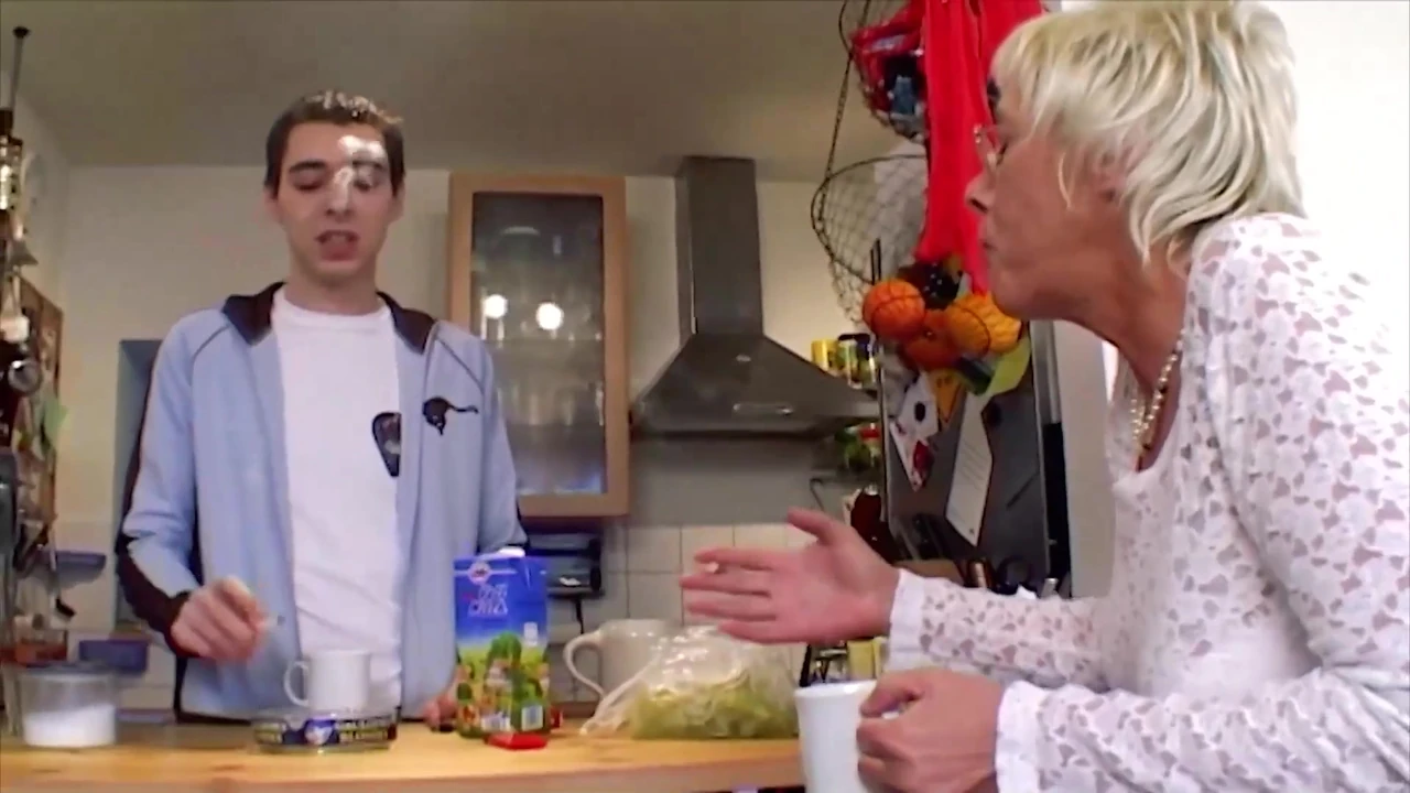 एक बूढ़ी जर्मन नानी के तंग छेदों को तोड़ दिया जाता है