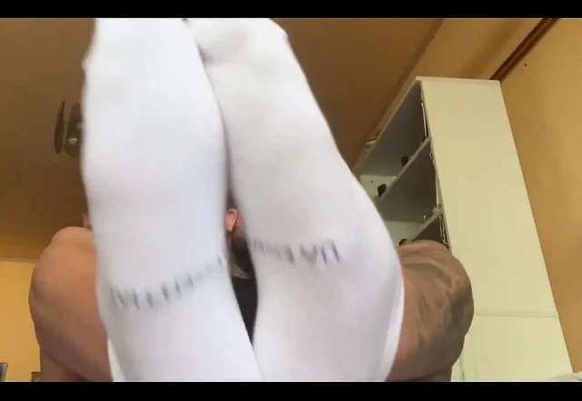 Çoraplı ayakla mastürbasyonlarını seviyor musun? Ya da Çıplak Ayak? Ya da biraz her ikisi?