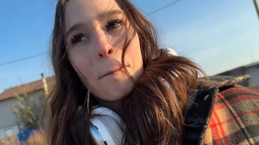 Striptizli elle tokatlamanın heyecanlı bir oyunu ıslak bir saksoyla bitiyor