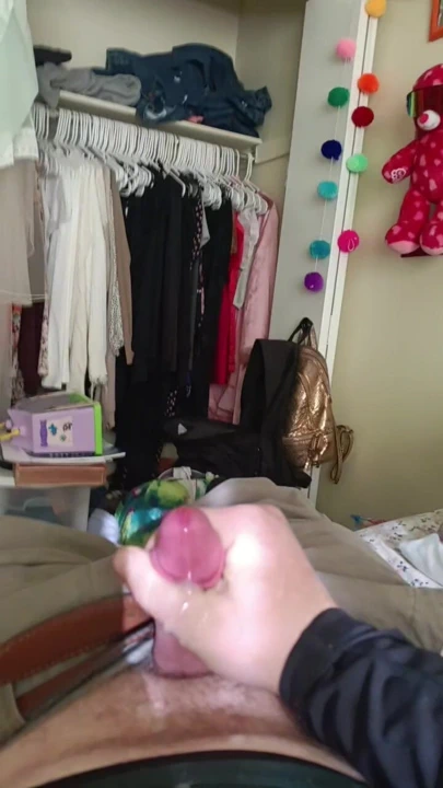 Kız arkadaşımın evinde sikimi dövüyorum