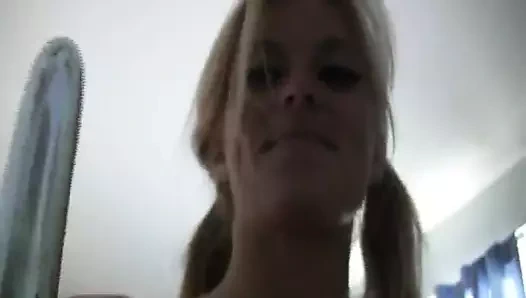 Ateşli bir kızın kıçı ve oyuncağı = harika bir anal