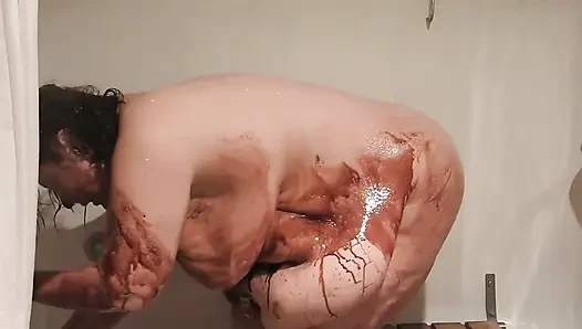 İri güzel kadın süt dağınık oynuyor ve sonra tamamen temiz bir şekilde yıkıyor!