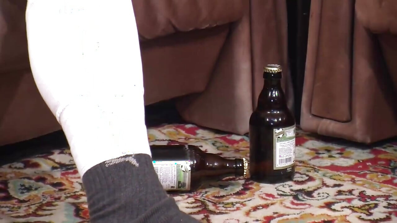Güzel sarışın amatör ihtiyacı olan bir adama yardım ediyor