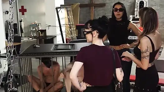 Üç kadın egemenliği kız kölelerini cezalandırmak istiyor