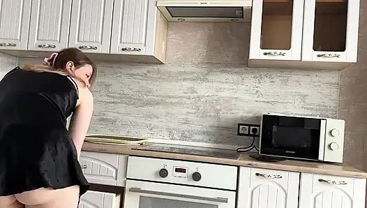 Üvey oğul bana yemek yapmayı öğretiyor: sürtünme, öpüşme, kuru kambur